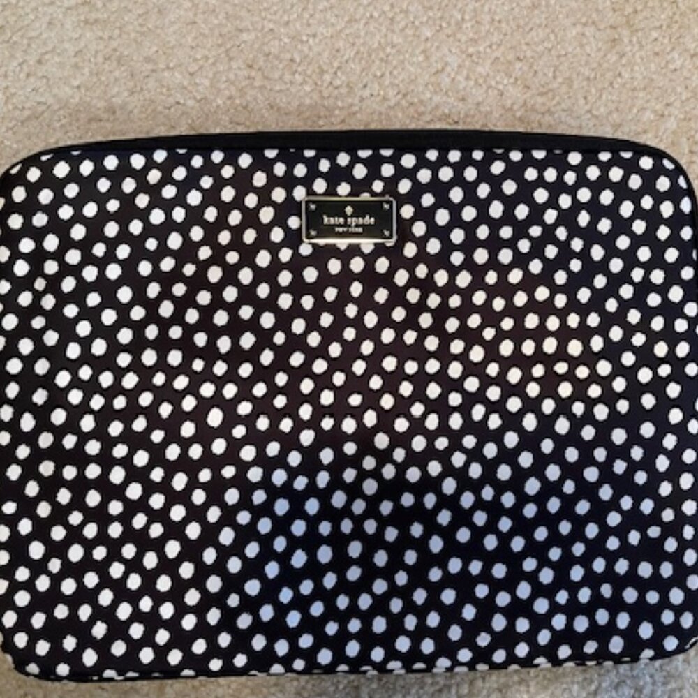 Kate Spade New York Polka Dot Laptop Sleeve – Black & White 💻